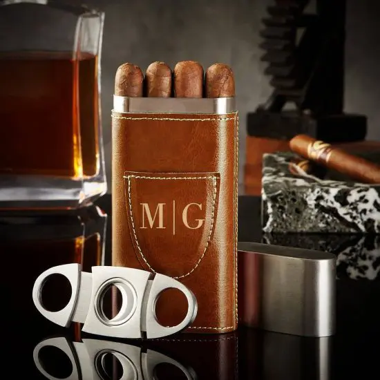 Leather cigar travel case with metal cigar cutter