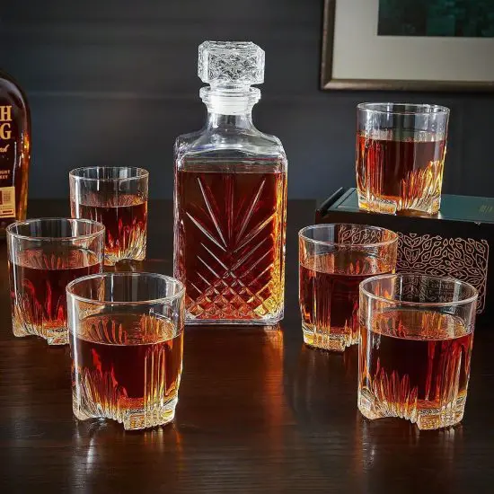 Sparta whiskey gift set with six glasses