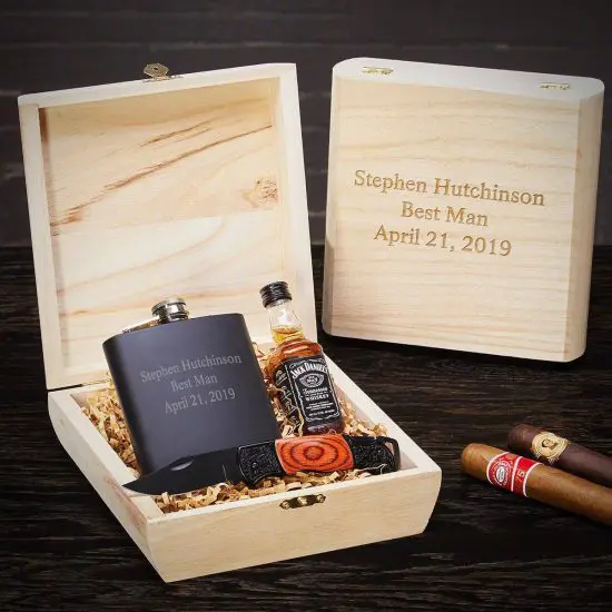 Gift set with personalized whiskey flask